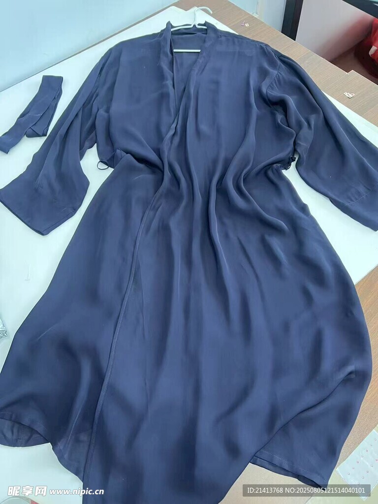 深藍(lán)色長(zhǎng)款連衣裙展示