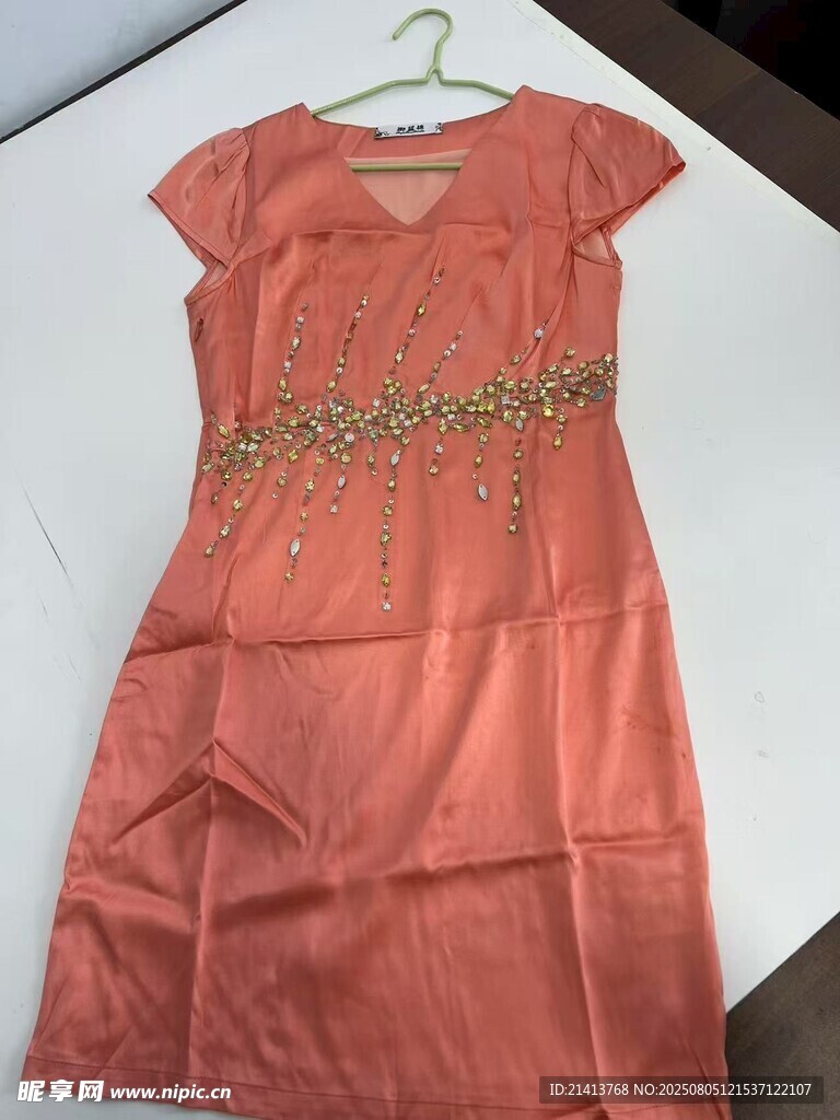 粉色刺繡連衣裙展示