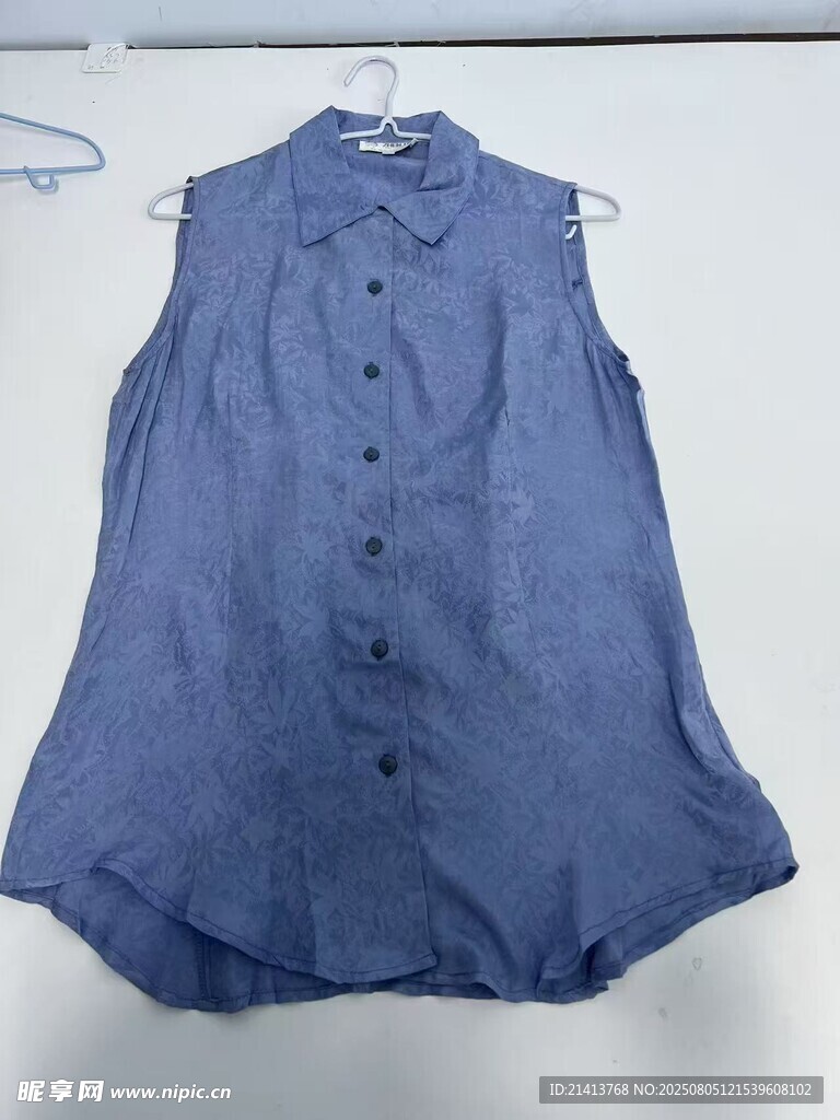 藍(lán)色無(wú)袖襯衫掛于衣架