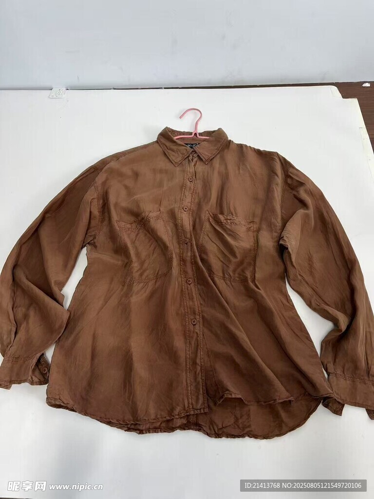 棕色長袖襯衫展示