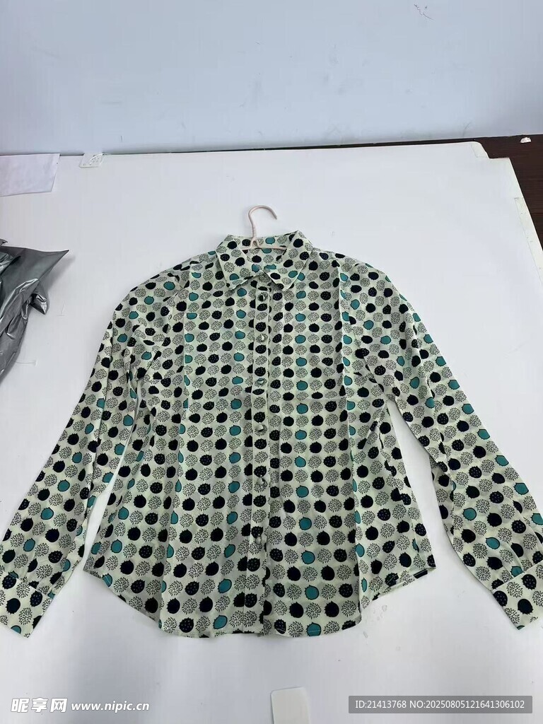 綠底黑點長袖襯衫展示