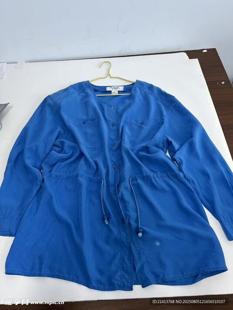 藍色長袖襯衫平鋪展示
