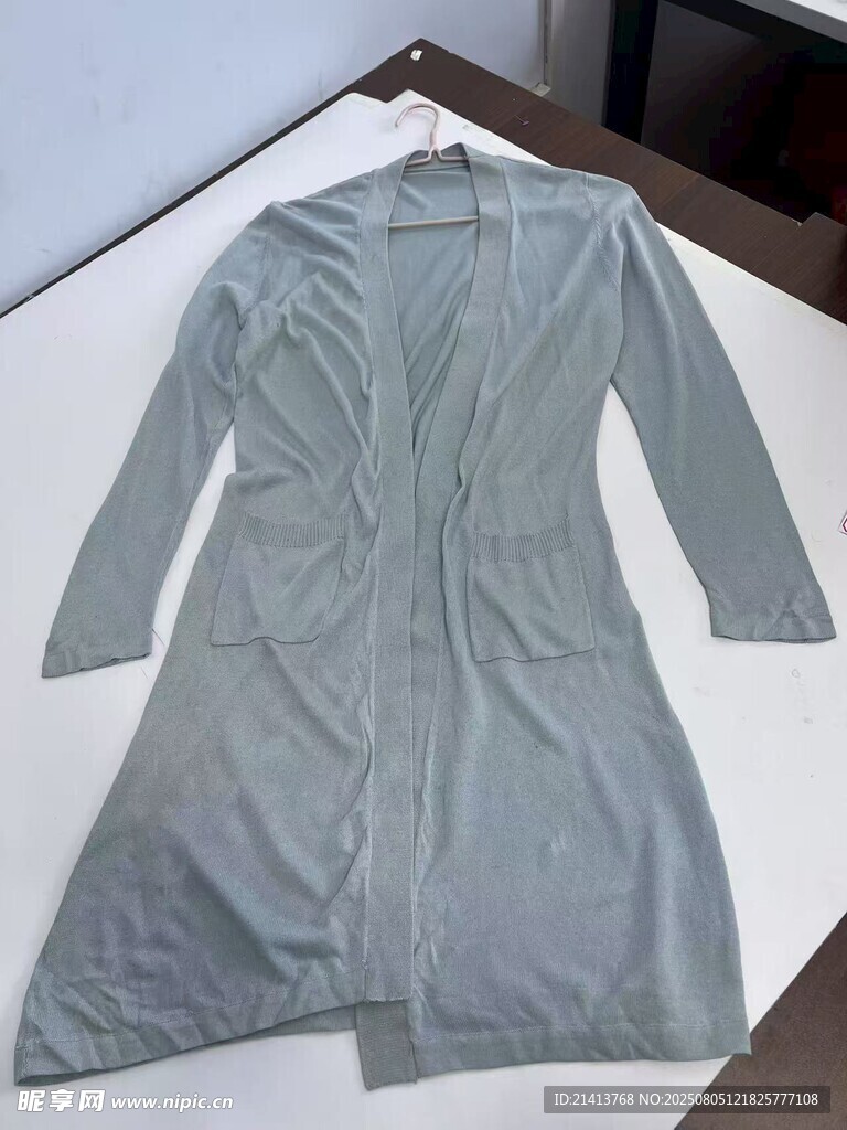 淺灰色長(zhǎng)袖連衣裙展示