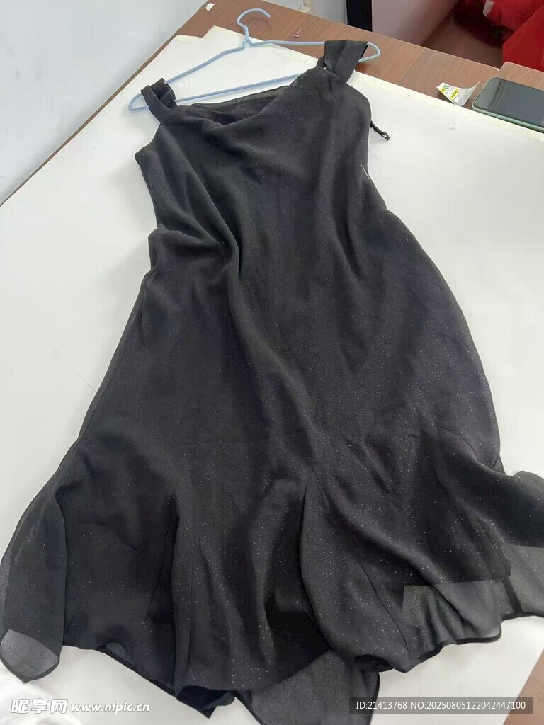 黑色吊帶裙展示