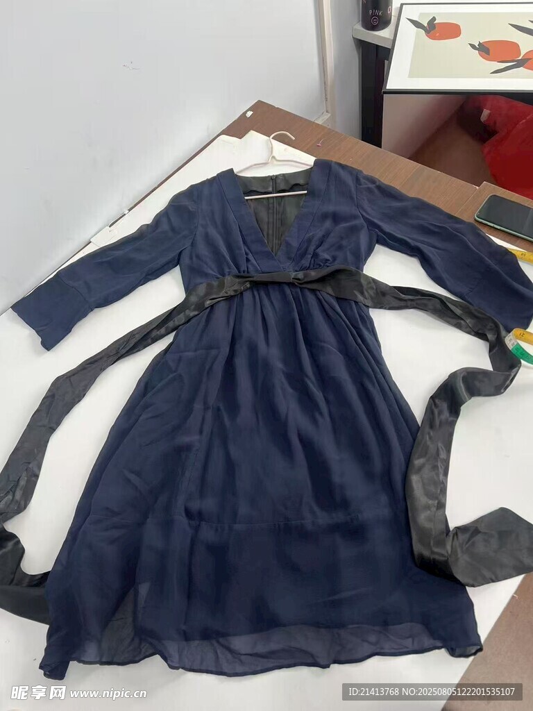 深藍(lán)色系帶連衣裙展示