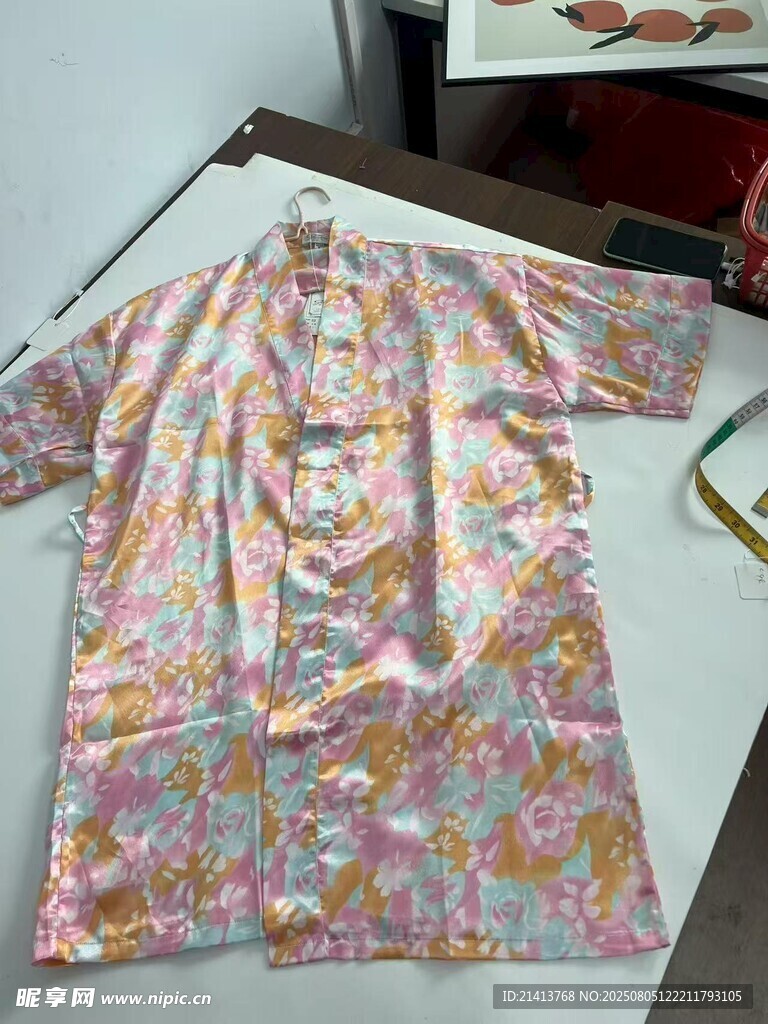 多彩印花短袖上衣展示