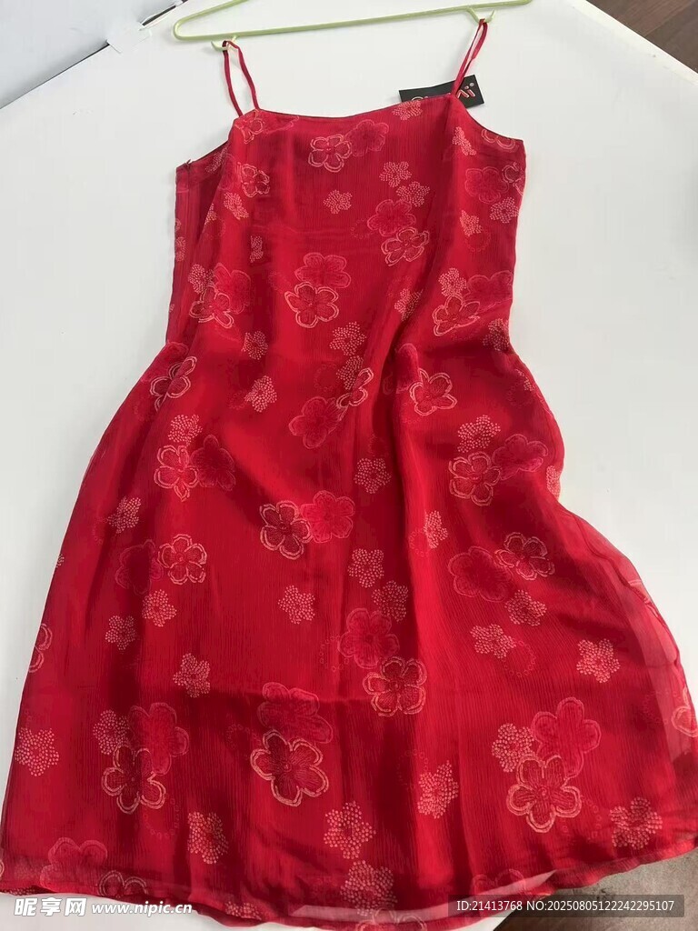 紅色花紋吊帶連衣裙展示
