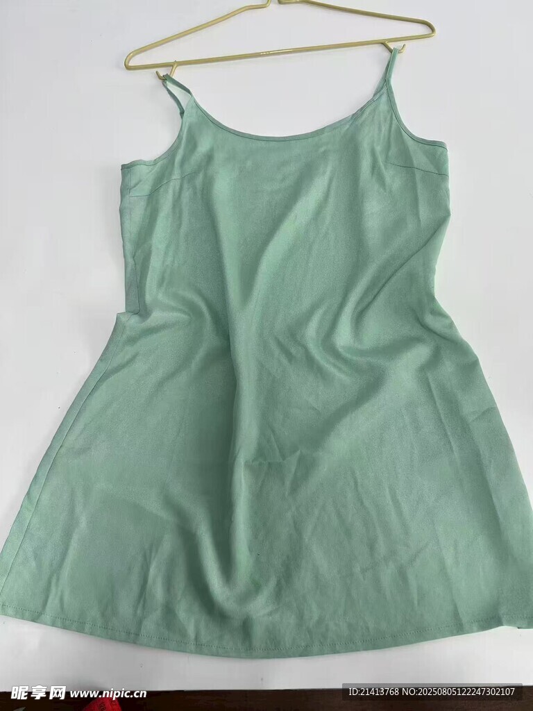 淺綠色吊帶連衣裙展示