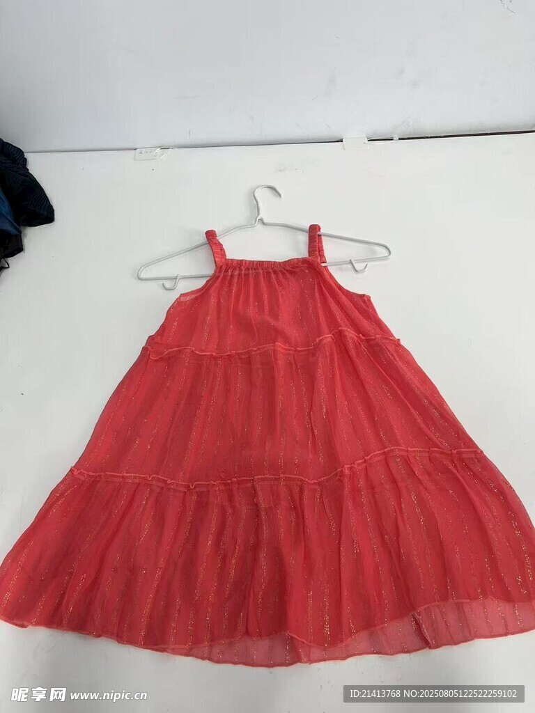 紅色吊帶女童連衣裙展示