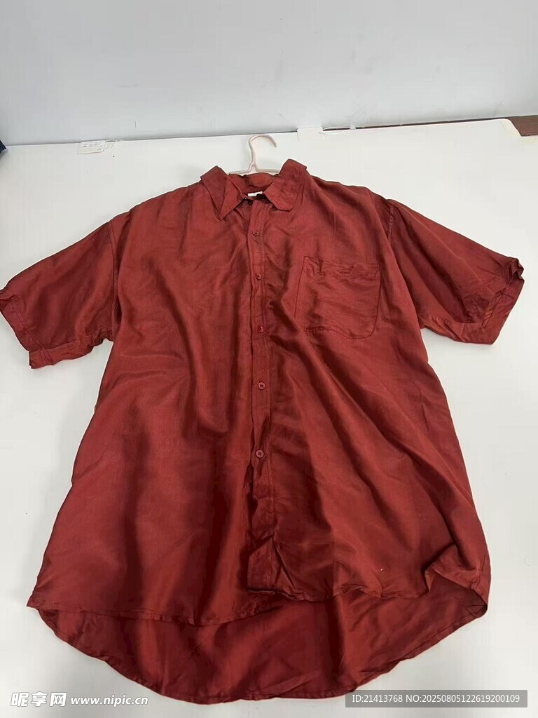 紅色短袖襯衫展示