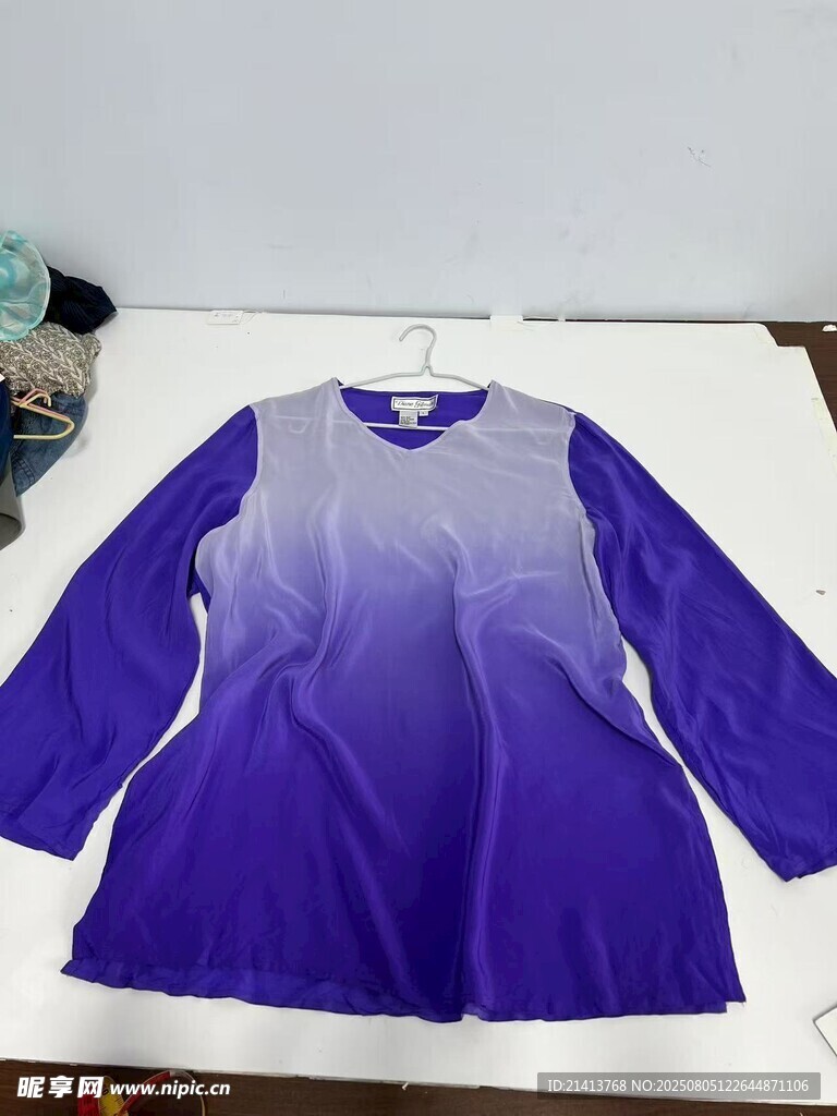 漸變紫色長袖上衣展示