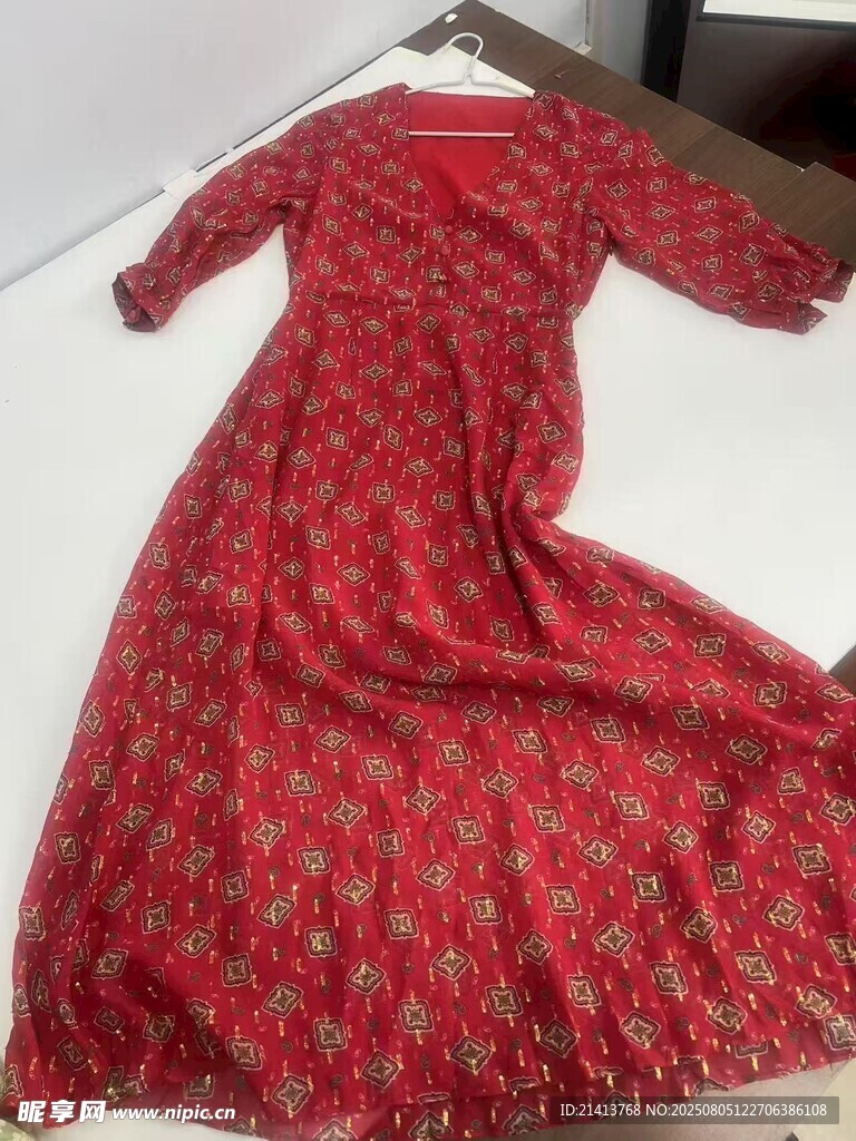 紅色印花長裙展示