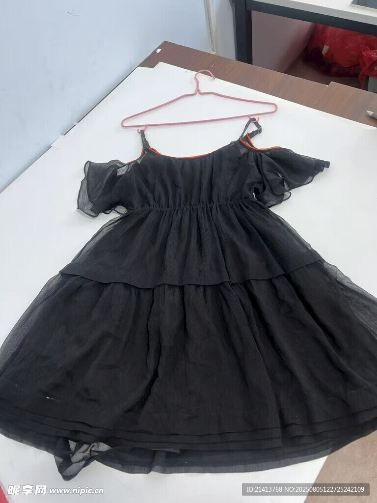 黑色露肩層疊連衣裙展示