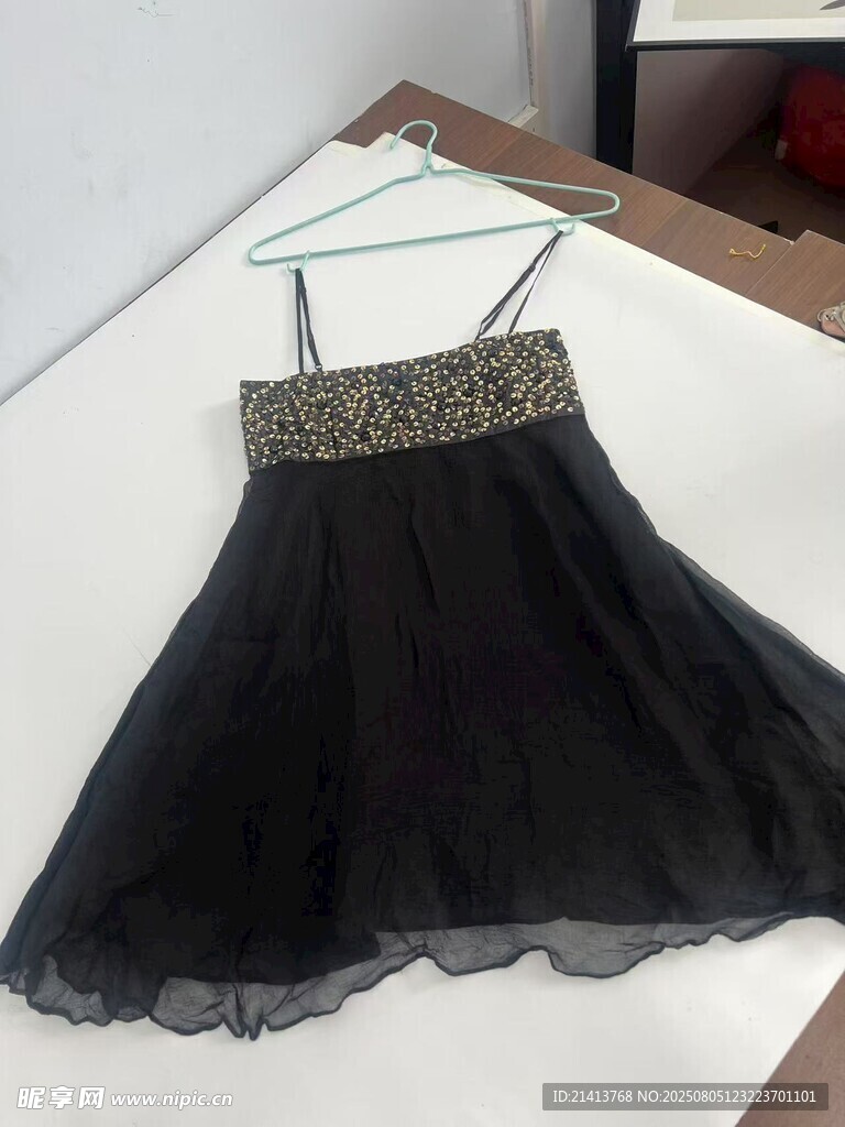 黑色蕾絲吊帶裙展示