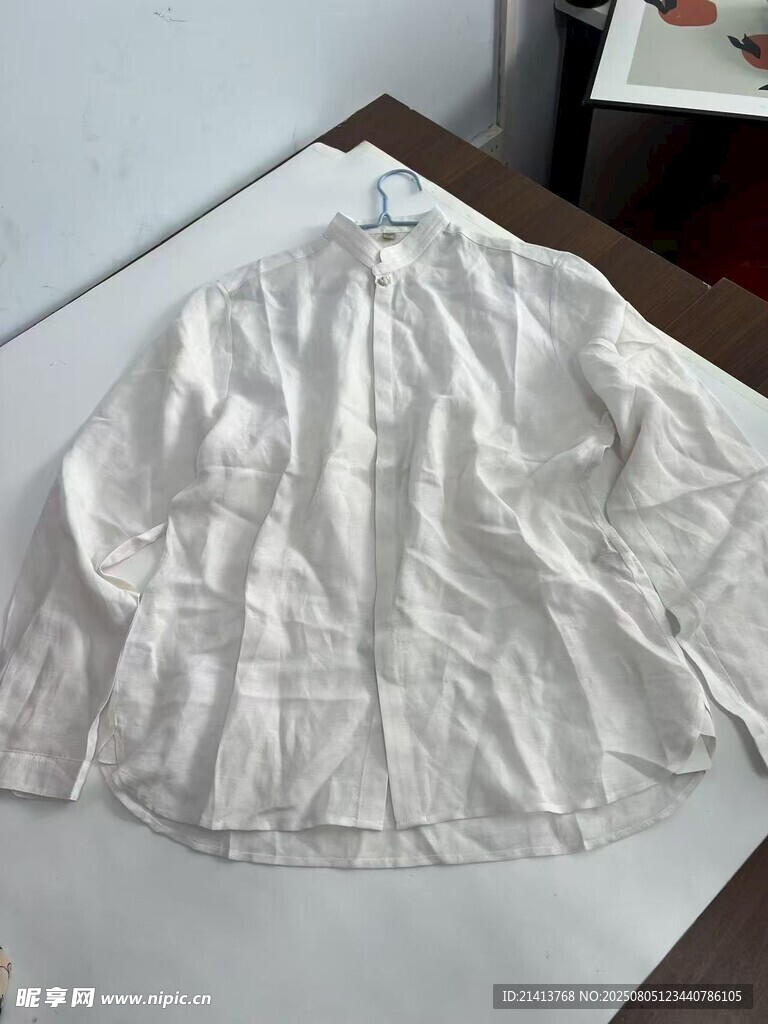 白色褶皺長(zhǎng)袖襯衫展示