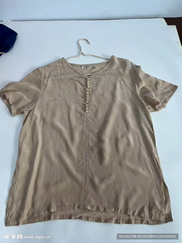 淺棕色短袖上衣展示