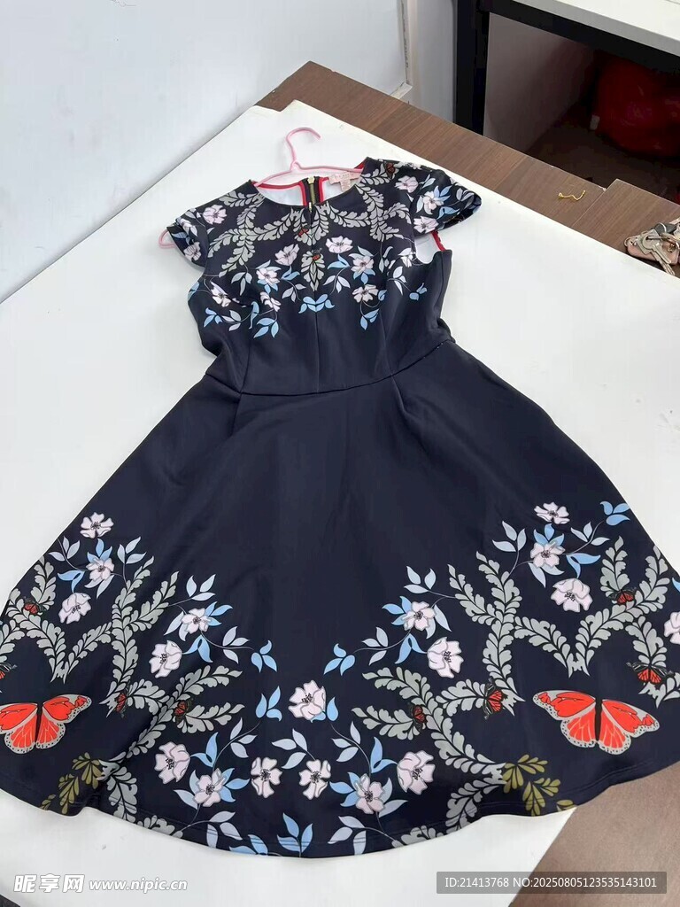 深藍花卉圖案女士連衣裙