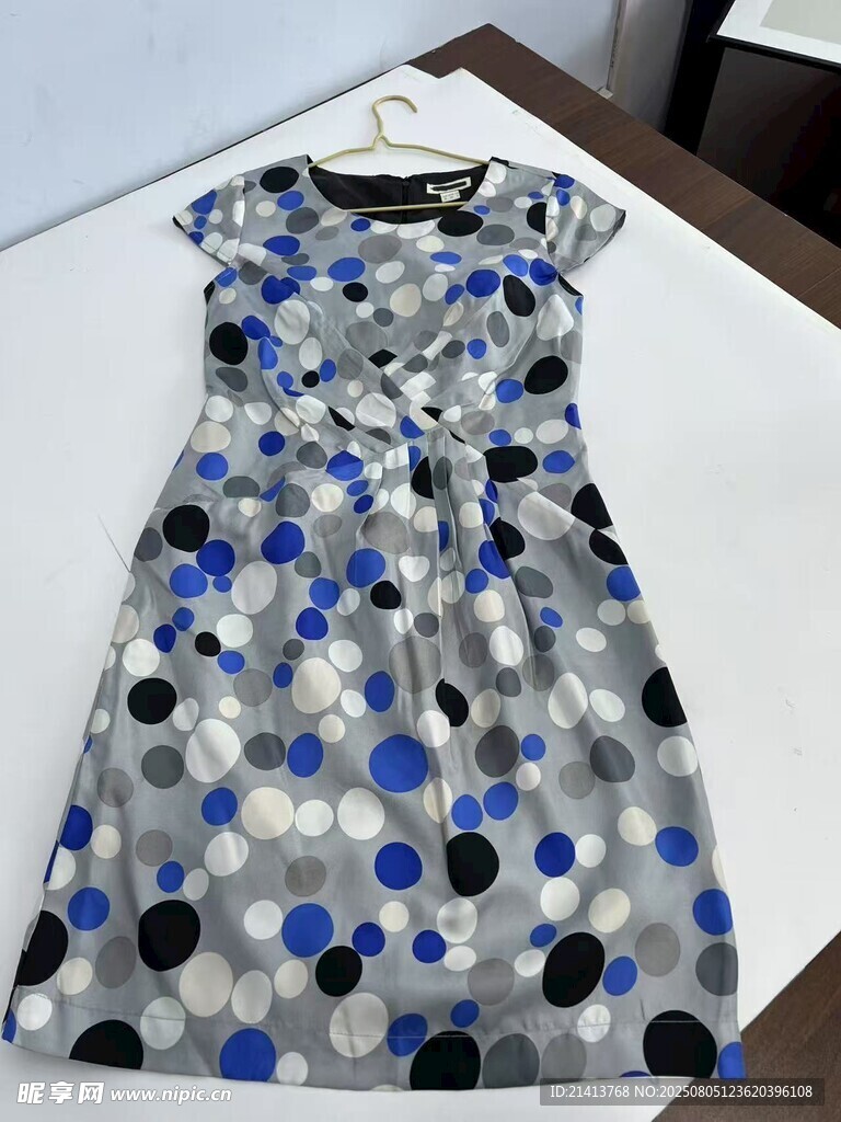 波點(diǎn)連衣裙展示
