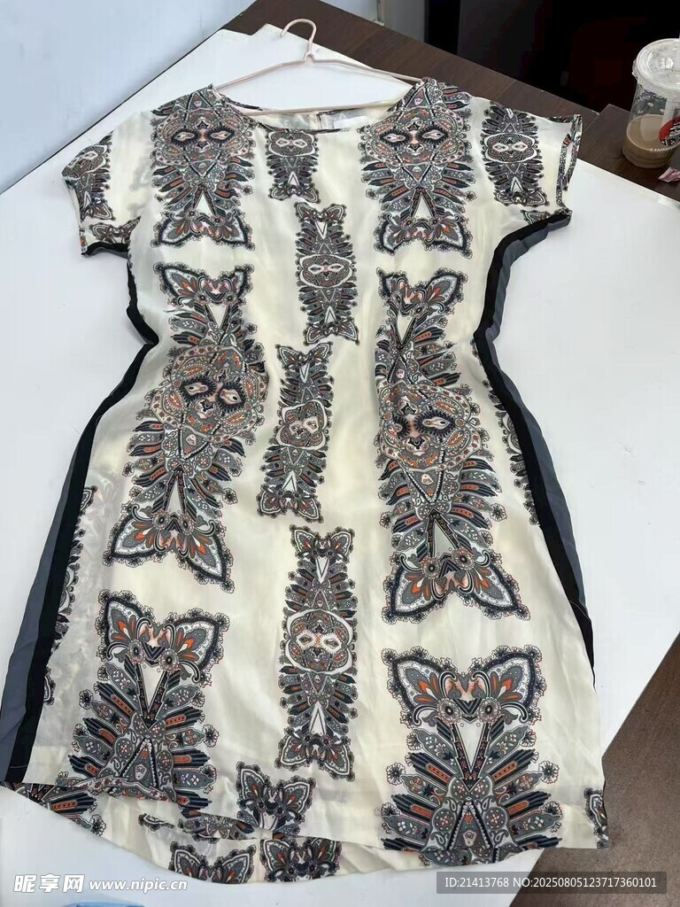 復(fù)古花紋短袖上衣展示