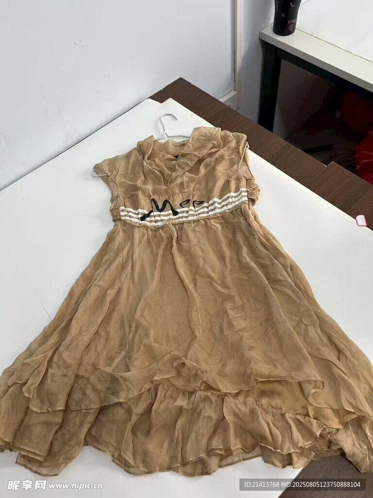 復(fù)古金色蕾絲無袖連衣裙