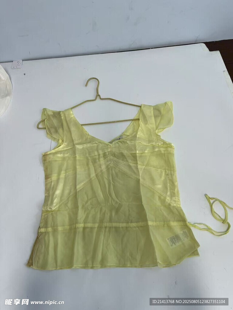 淺綠色荷葉邊吊帶衫展示