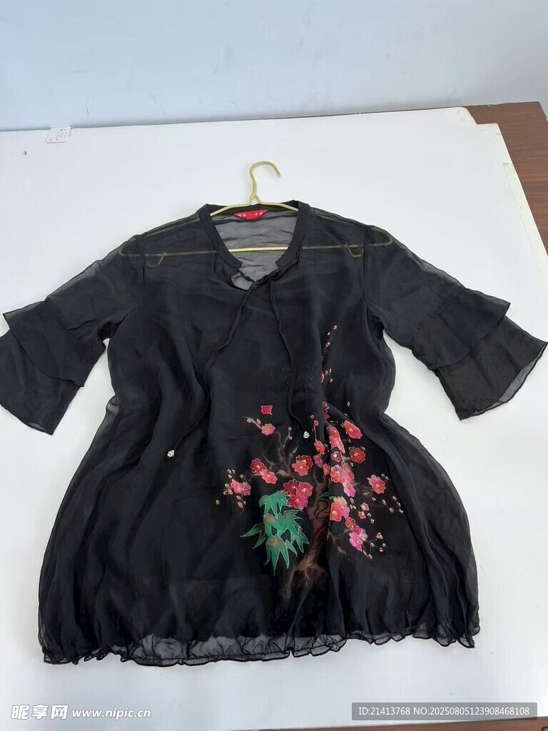 黑色花卉刺繡中袖連衣裙