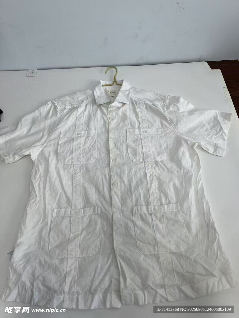 白色短袖襯衫平鋪展示
