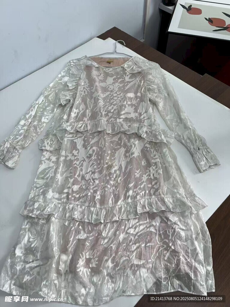 蕾絲花紋長袖連衣裙