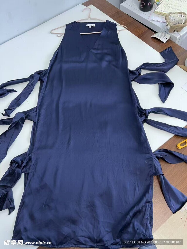 深藍(lán)色系帶長款服飾