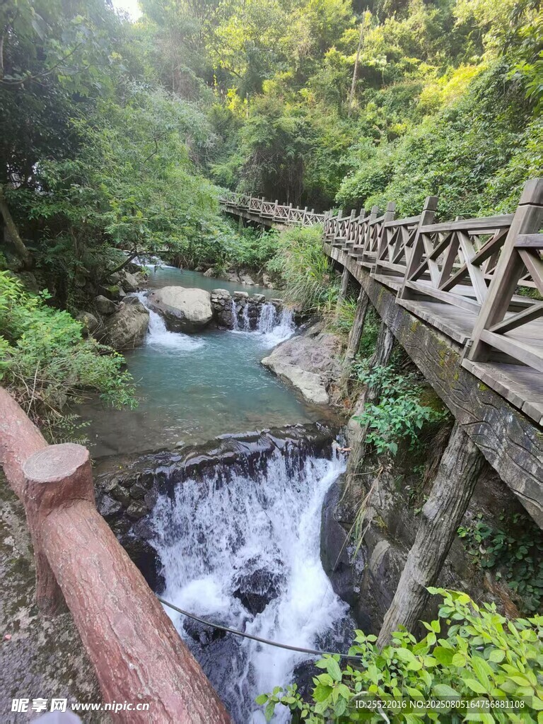 山間木橋伴溪流美景