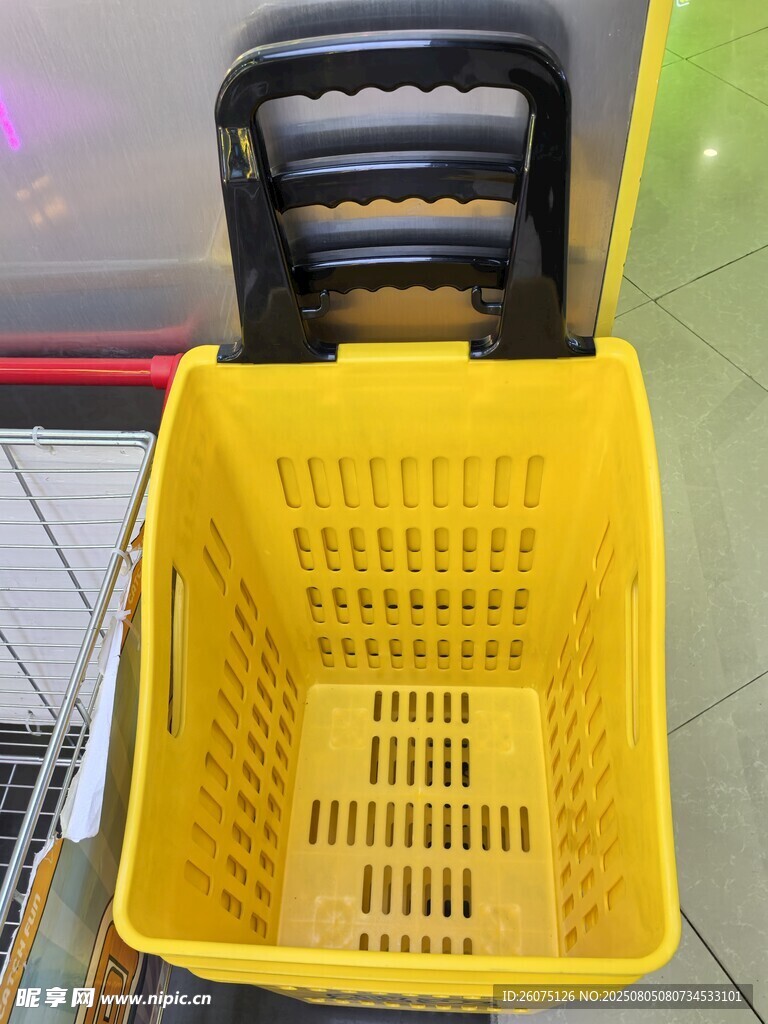 黃色塑料購(gòu)物籃特寫(xiě)