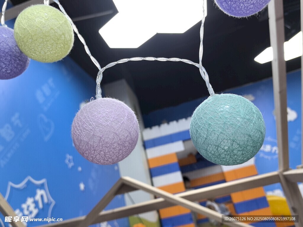 彩色圓球裝飾懸掛場(chǎng)景