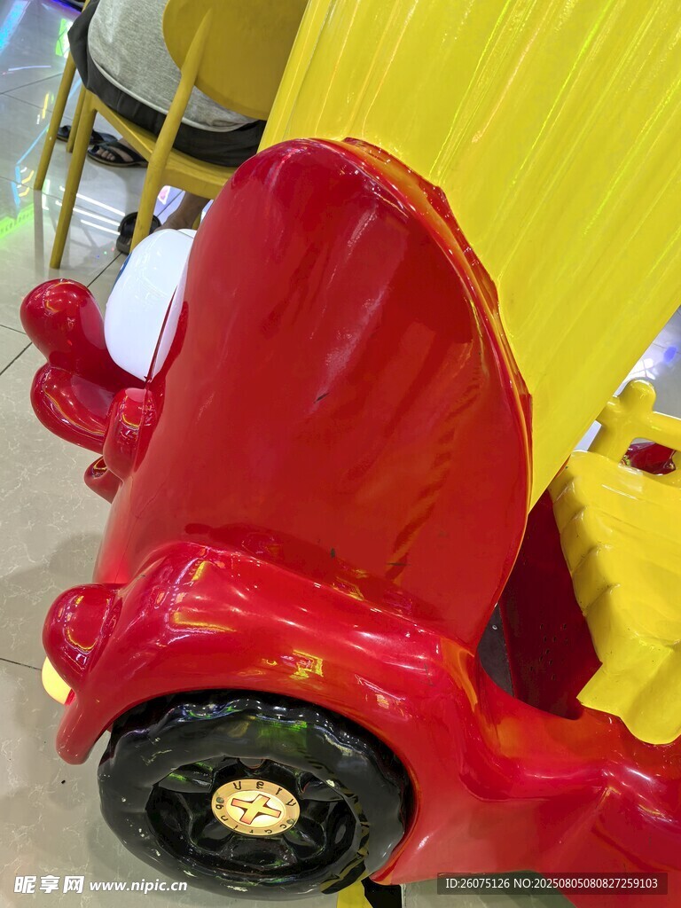 紅色卡通造型兒童玩具車局部