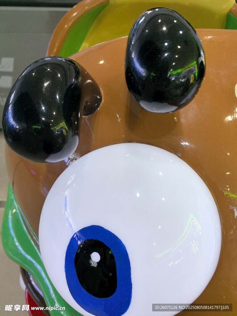 逼真眼球與黑色物件擺件