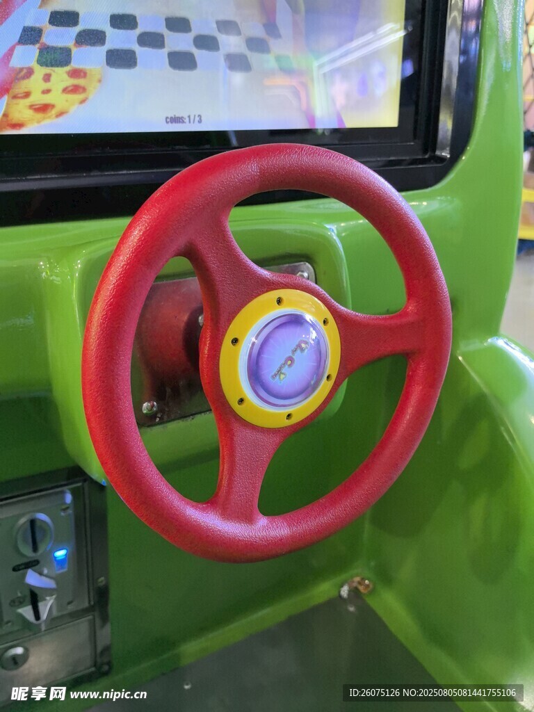 兒童玩具車的紅色方向盤