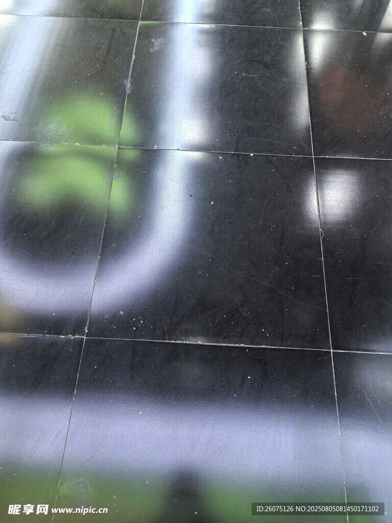 黑色瓷磚地面近景特寫