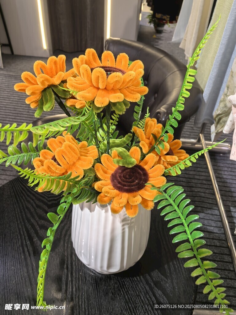 白色花瓶中的工藝向日葵插花