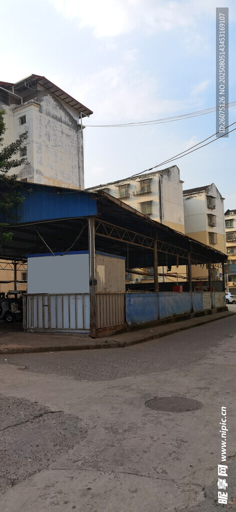 戶外藍頂車棚場景與遠(yuǎn)處建筑