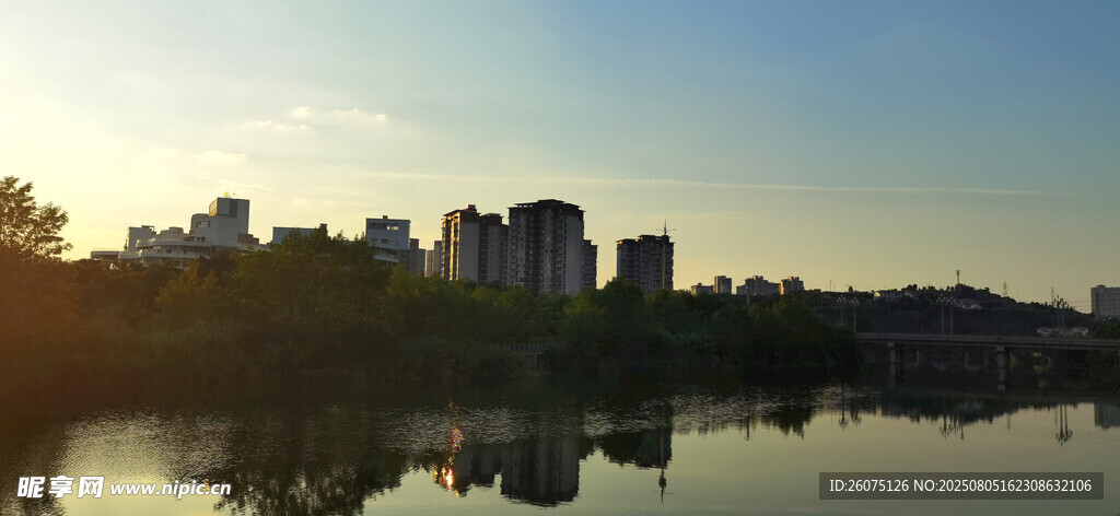 湖畔城市黃昏美景