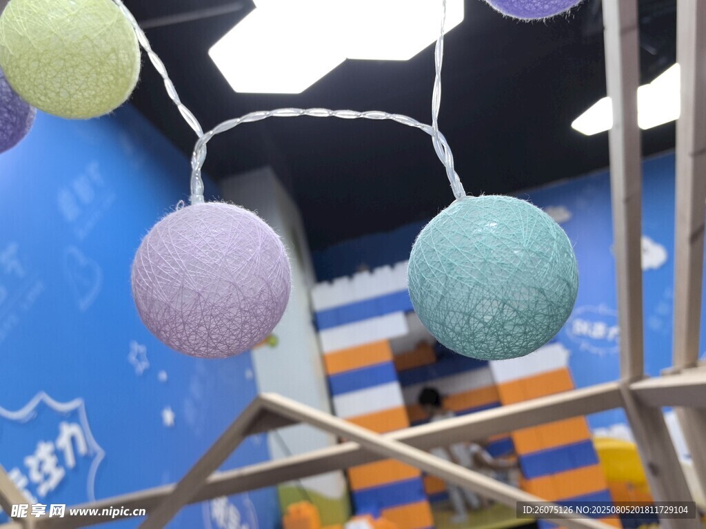 彩色球形串燈裝飾室內(nèi)場景