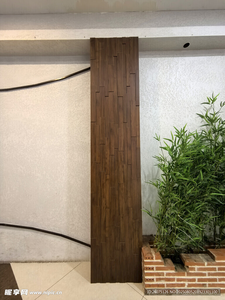室內(nèi)綠植旁的木質(zhì)裝飾柱