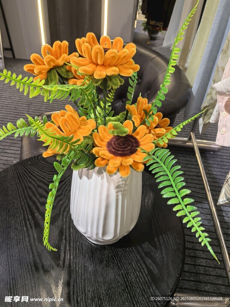 白色花瓶中的工藝向日葵插花