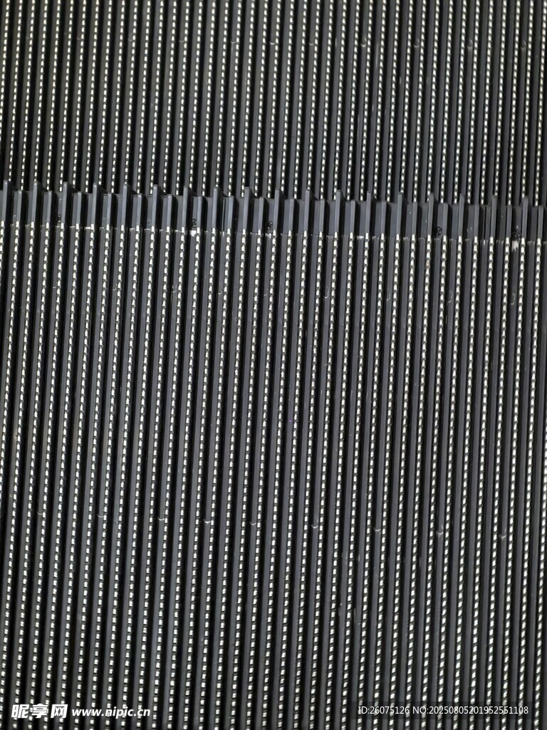 黑色金屬紋理的電梯階梯特寫