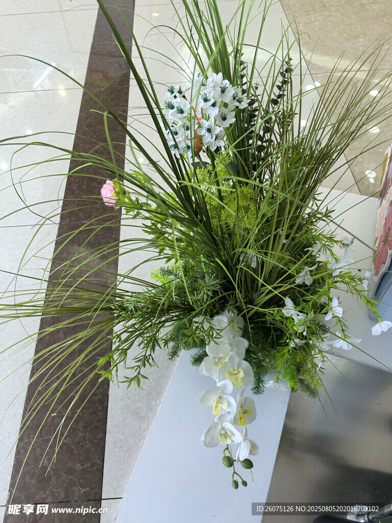 白色花瓶中的清新仿真綠植花卉