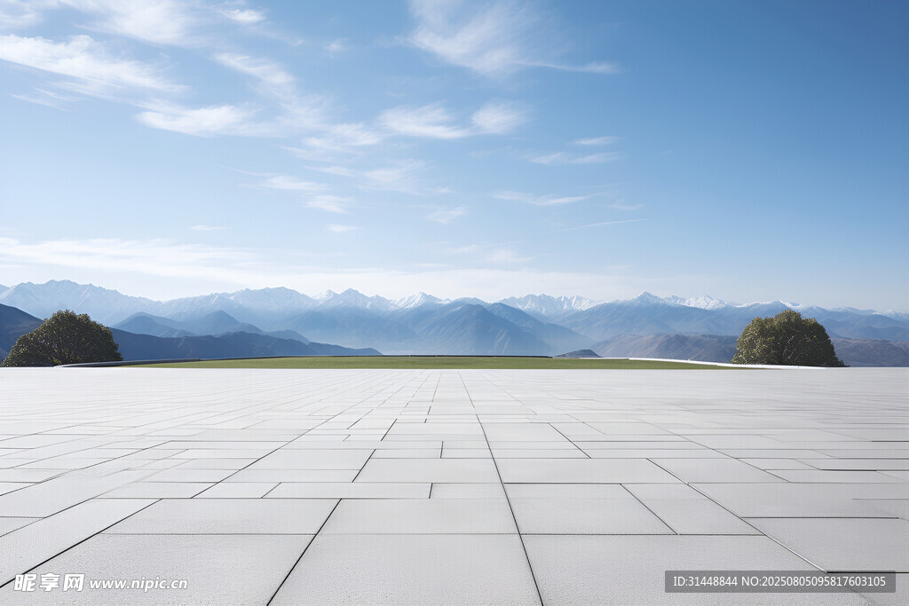 空曠廣場與遠山藍天美景