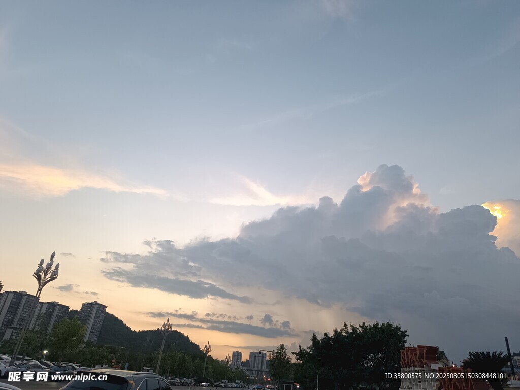 黃昏時(shí)分的城市上空云朵