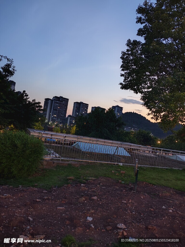 黃昏下的城市綠地景觀