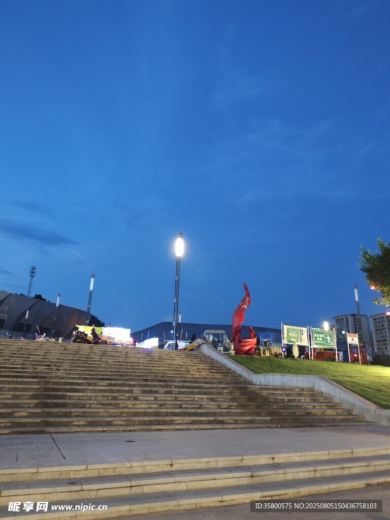 夜晚戶外滑板場地景色