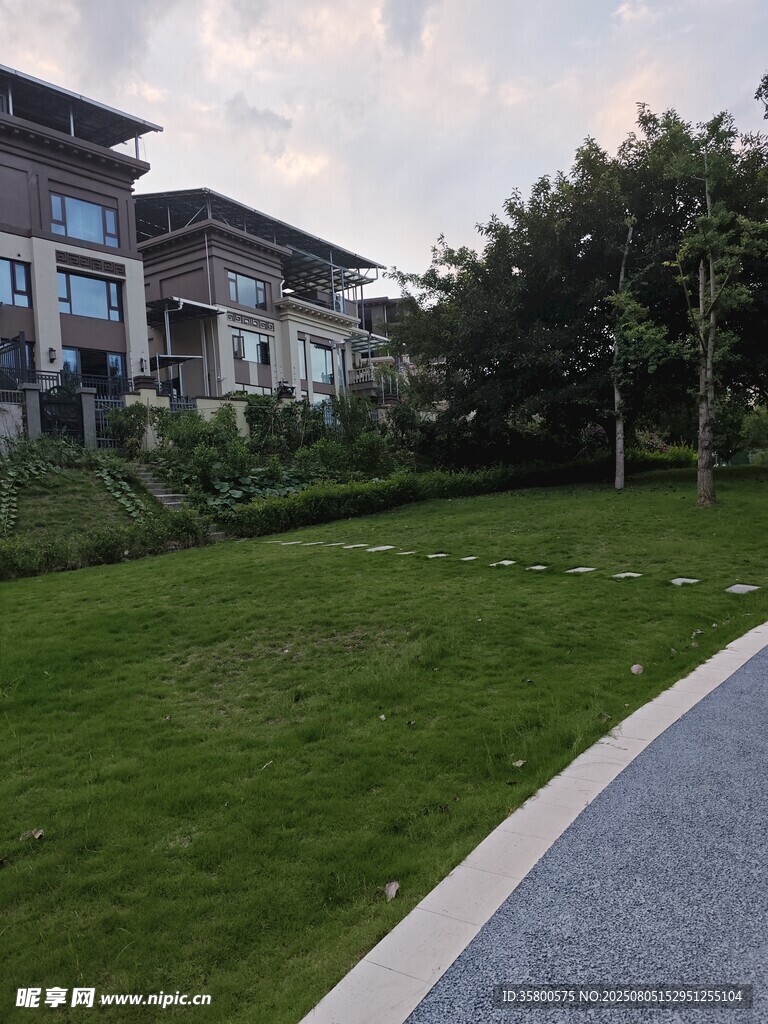 現(xiàn)代住宅旁的綠地景觀