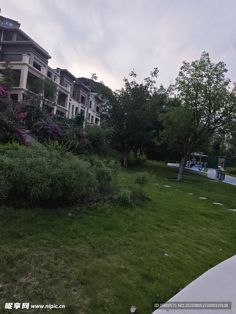 小區(qū)綠意盎然的景觀